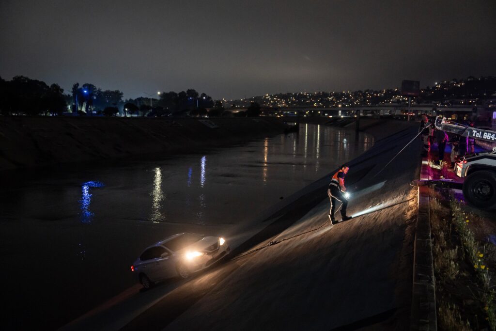 Joven se trasladaba en Uber a un hospital y vuelca en la canalización Joven se trasladaba en Uber a un hospital y vuelca en la canalización