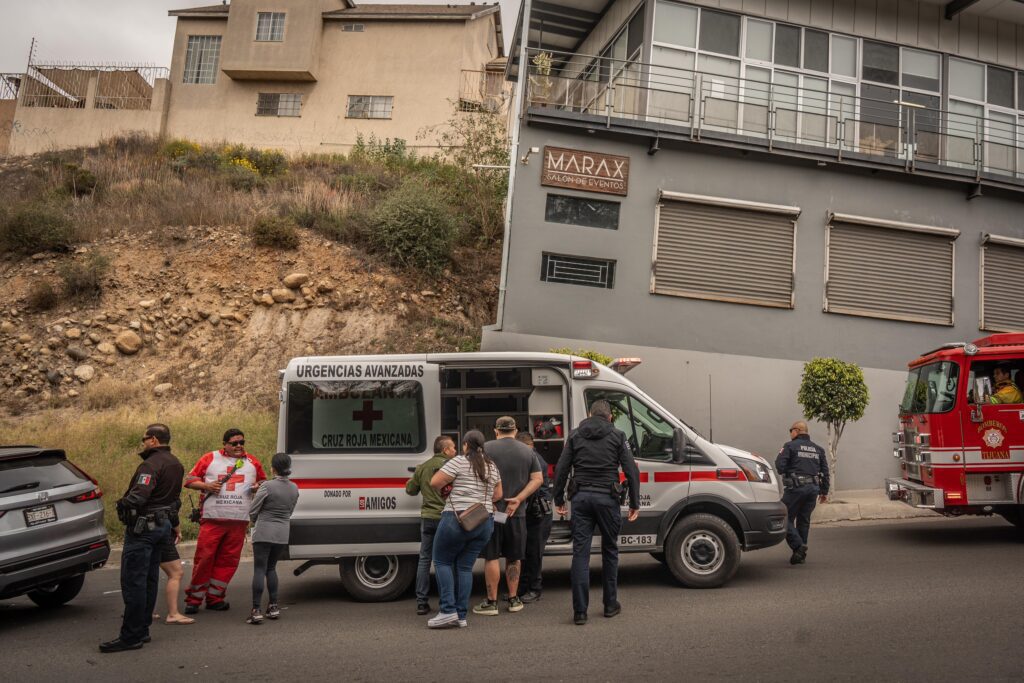 Aparatoso choque deja una mujer de la tercera edad prensada