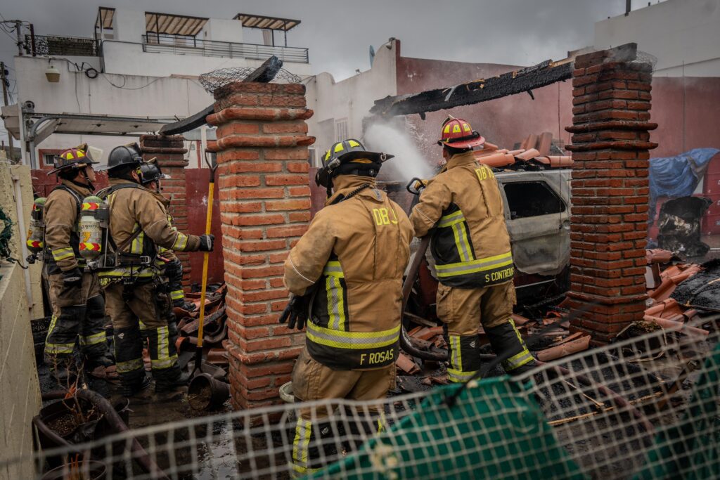 Auto se incendia en cochera de una vivienda
