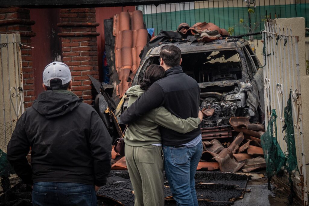 Auto se incendia en cochera de una vivienda