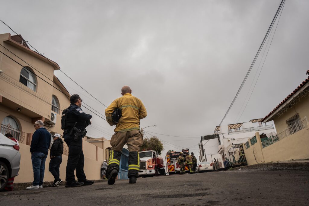 Auto se incendia en cochera de una vivienda