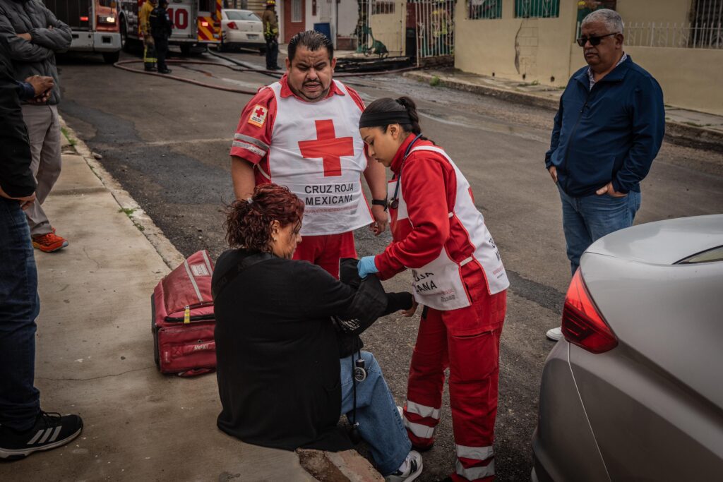Auto se incendia en cochera de una vivienda