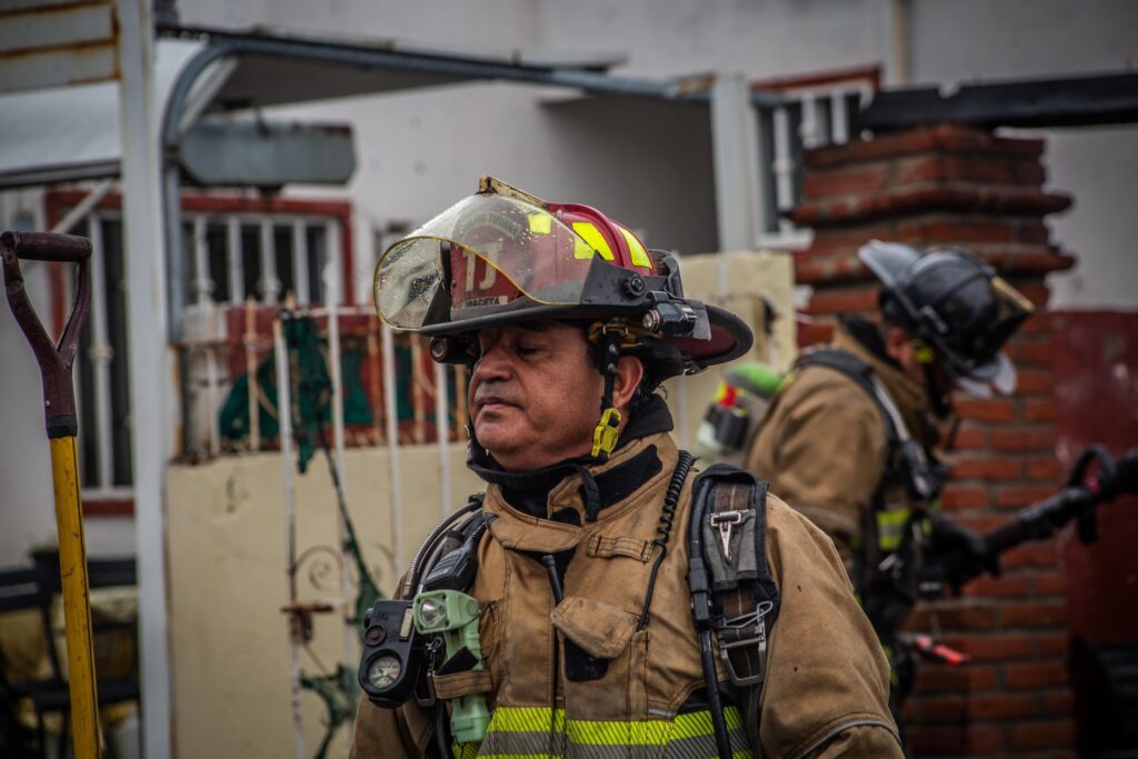 Auto se incendia en cochera de una vivienda