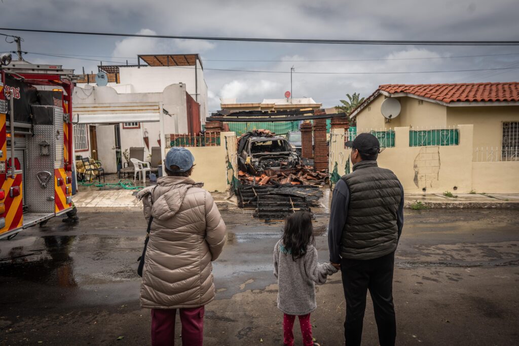 Auto se incendia en cochera de una vivienda