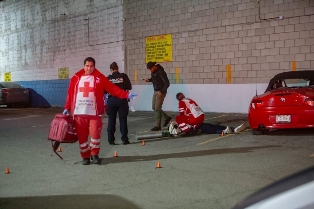 Asesinan a hombre en estacionamiento de restaurante de mariscos