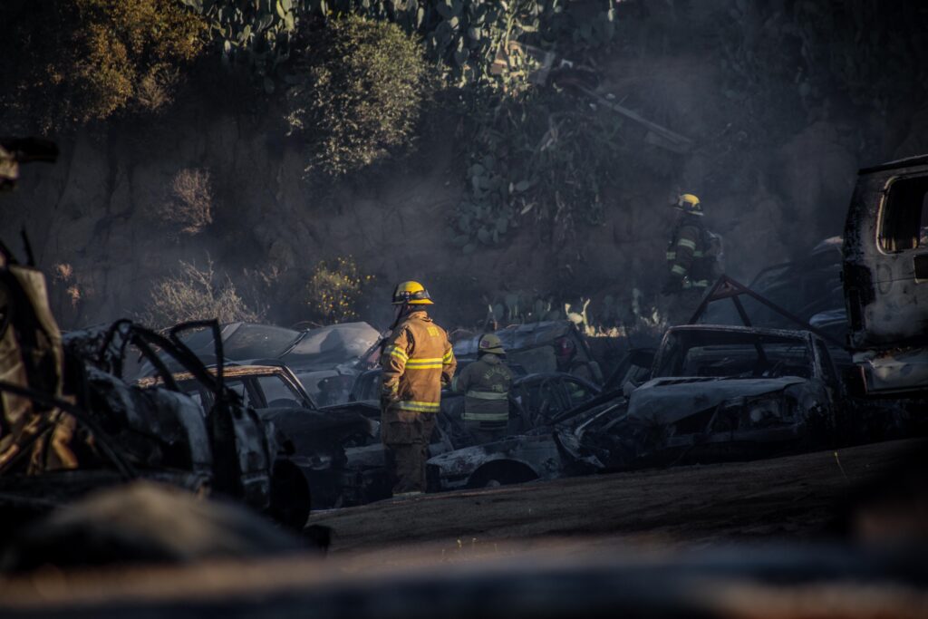 Incendian Grúas Arredondo tras el asesinato de propietarios; hay 3 mil vehículos calcinados