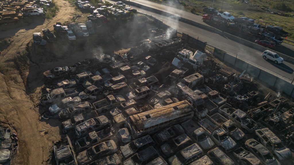 Incendian Grúas Arredondo tras el asesinato de propietarios; hay 3 mil vehículos calcinados