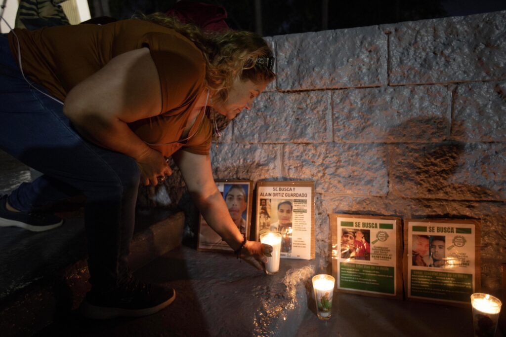 “No hay nada que festejar”: Madres que buscan a sus hijos realizan vigilia en vísperas del 10 de mayo