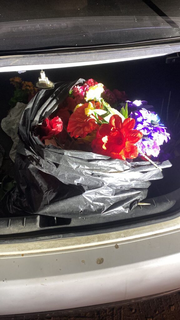 Detienen a cuatro mujeres por robar flores en el panteón