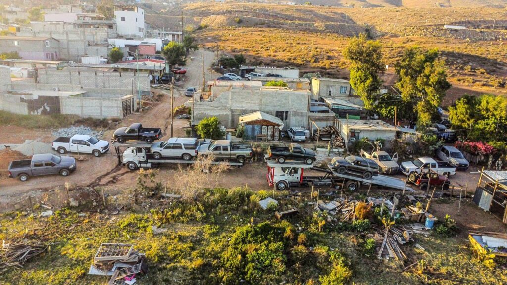 Recuperan 10 vehículos y detienen a un hombre armado tras cateo