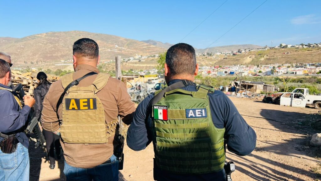 Recuperan 10 vehículos y detienen a un hombre armado tras cateo
