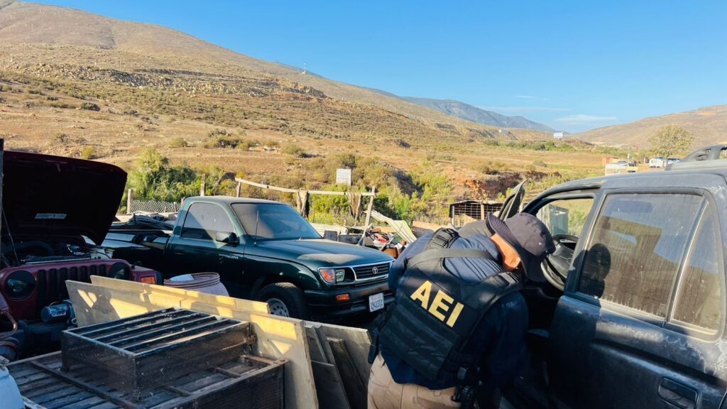 Recuperan 10 vehículos y detienen a un hombre armado tras cateo