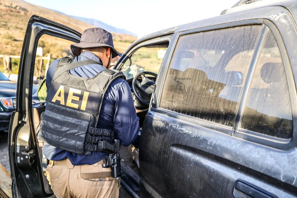 Recuperan 10 vehículos y detienen a un hombre armado tras cateo