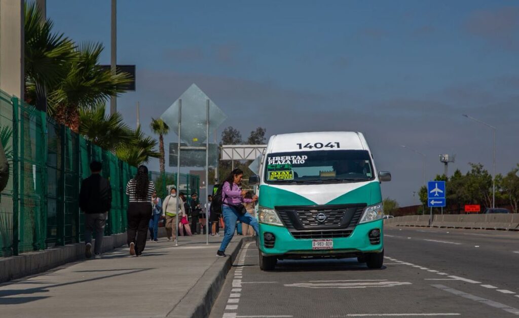 Habilitan áreas para transporte público y privado frente al Aeropuerto de Tijuana