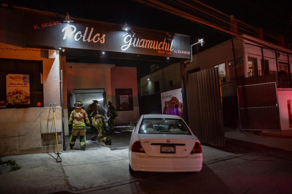 Conato de incendio en “Pollos Guamúchil” de Otay daña oficina aledaña
