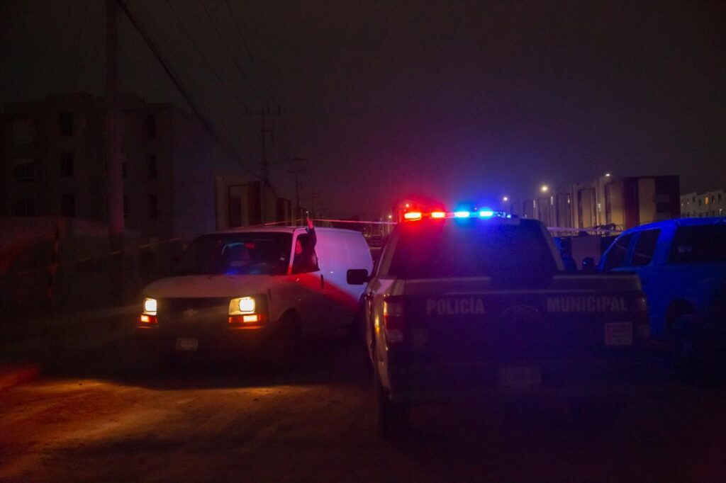 Encuentran tres cuerpos calcinados tras incendio de auto