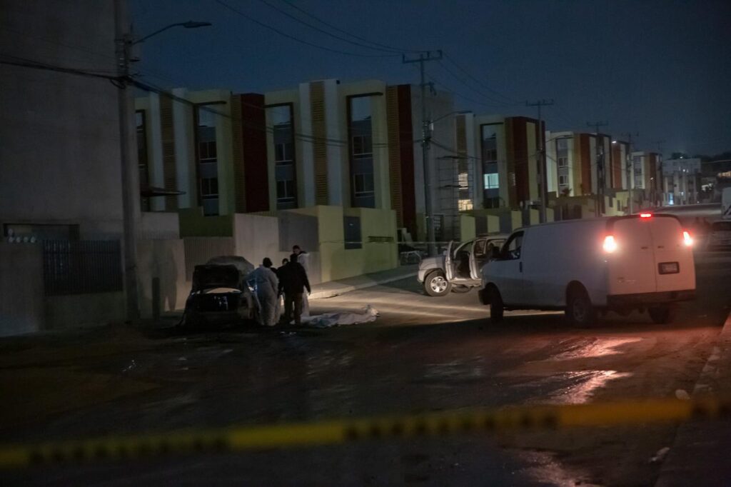 Encuentran tres cuerpos calcinados tras incendio de auto