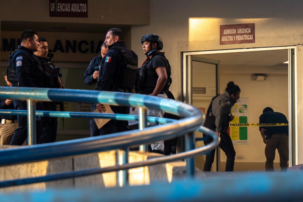 Hombres vestidos de enfermeros asesinan una mujer en Hospital General