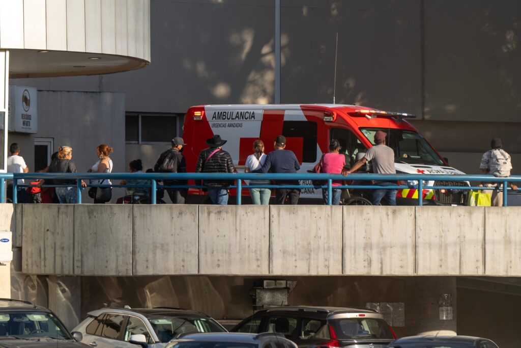 Hombres vestidos de enfermeros asesinan una mujer en Hospital General