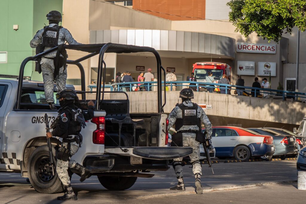 Hombres vestidos de enfermeros asesinan una mujer en Hospital General