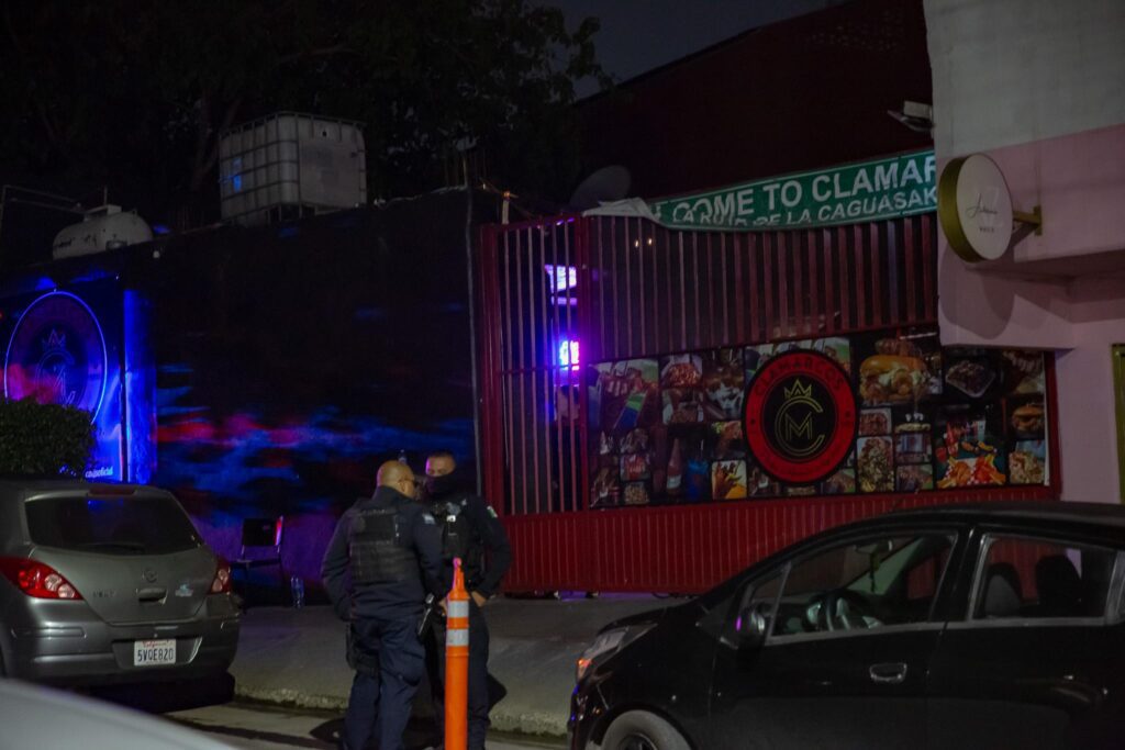 Balean a dos guardias de un negocio de clamatos