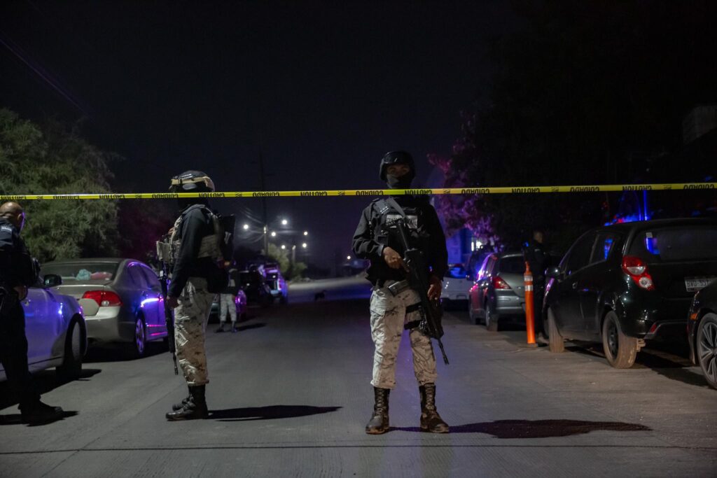 Balean a dos guardias de un negocio de clamatos