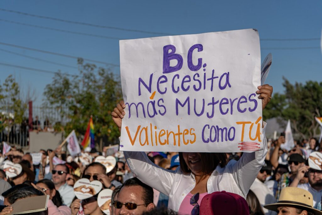 Miles asisten a verbena en apoyo a la gobernadora Marina del Pilar