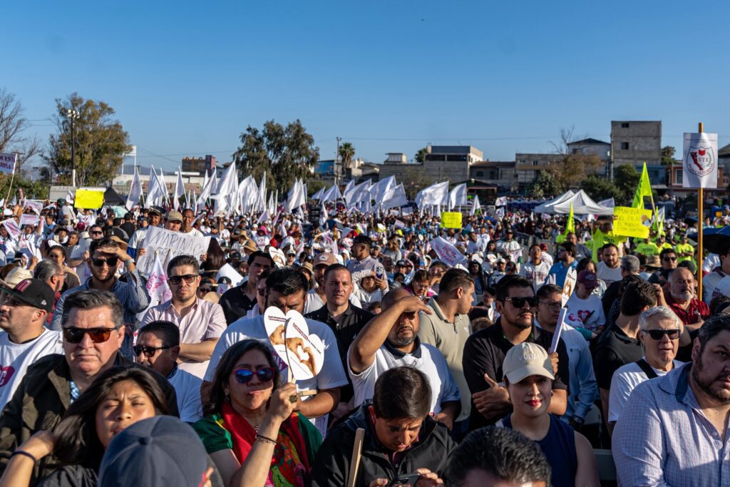 Miles asisten a verbena en apoyo a la gobernadora Marina del Pilar