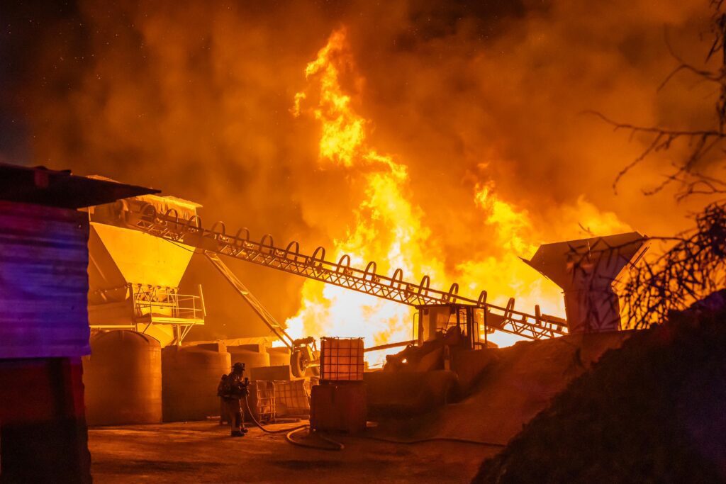 Incendio devora diez casas improvisadas en zona de invasión Incendio devora diez casas improvisadas en zona de invasión