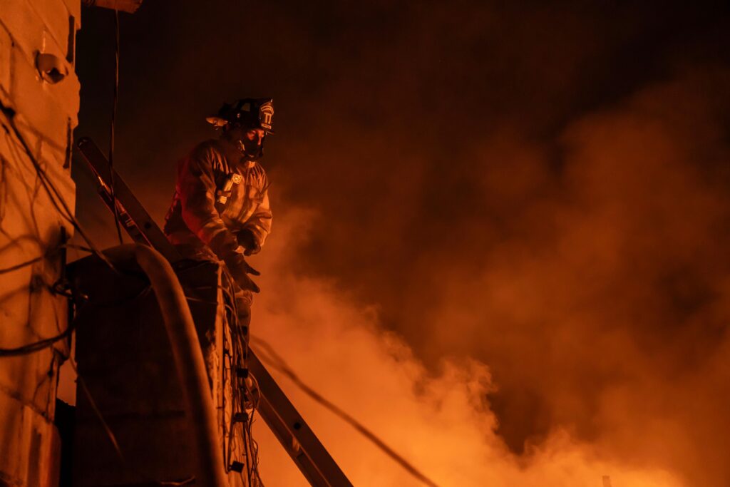 Incendio devora diez casas improvisadas en zona de invasión Incendio devora diez casas improvisadas en zona de invasión