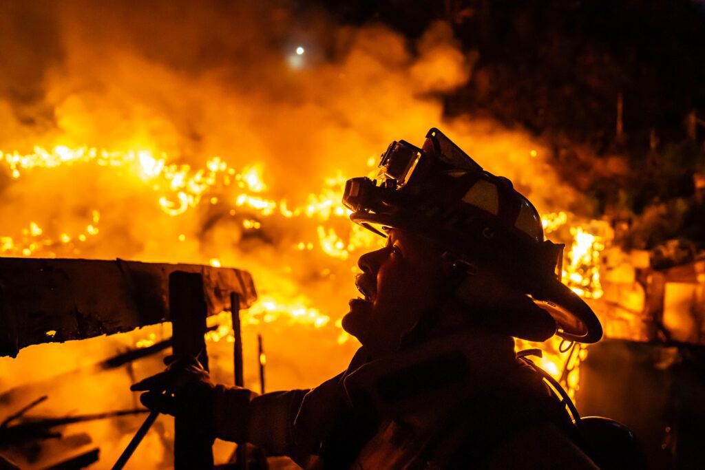 Incendio devora diez casas improvisadas en zona de invasión Incendio devora diez casas improvisadas en zona de invasión