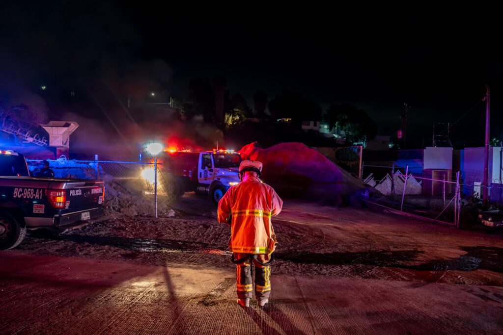 Incendio devora diez casas improvisadas en zona de invasión Incendio devora diez casas improvisadas en zona de invasión