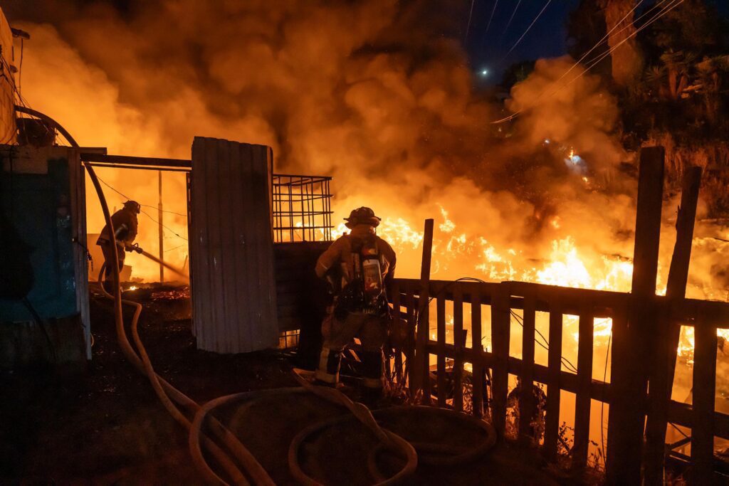 Incendio devora diez casas improvisadas en zona de invasión Incendio devora diez casas improvisadas en zona de invasión