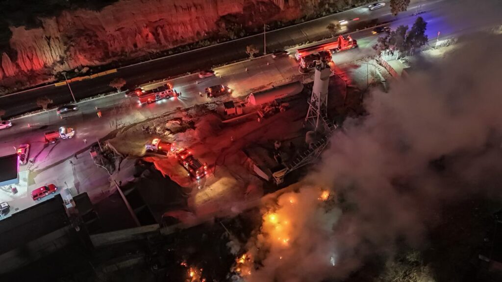 Incendio devora diez casas improvisadas en zona de invasión Incendio devora diez casas improvisadas en zona de invasión