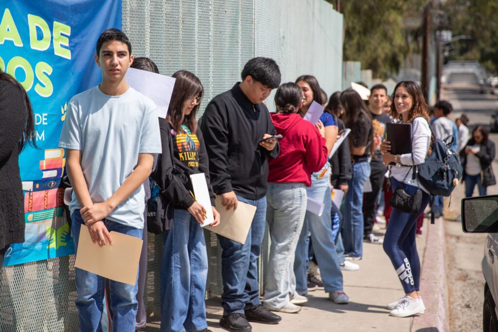 Inician exámenes de admisión para entrar a la Preparatoria Lázaro Cárdenas