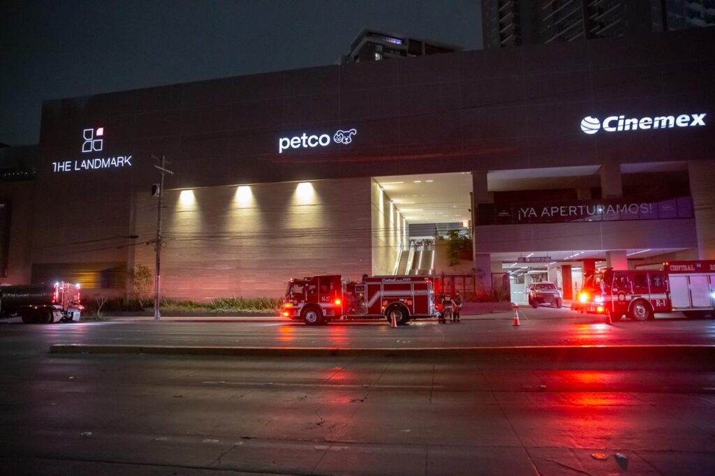 Movilización por aparente conato de incendio en plaza The Landmark