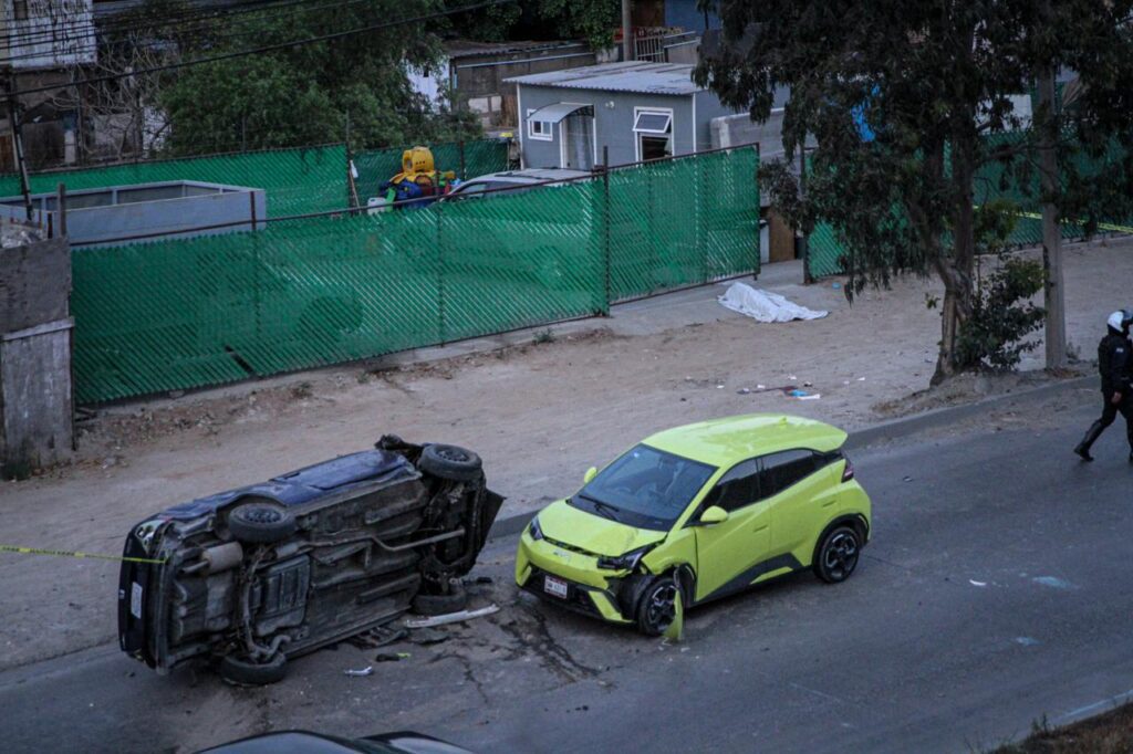Dos jóvenes mueren tras perder el control del auto; la mujer salió expulsada