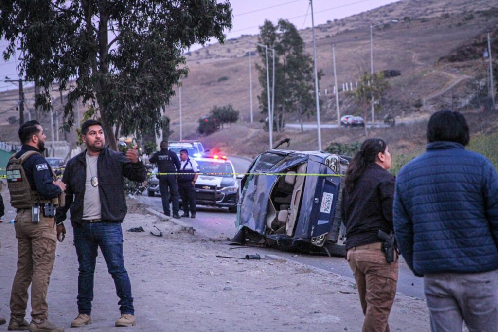 Dos jóvenes mueren tras perder el control del auto; la mujer salió expulsada