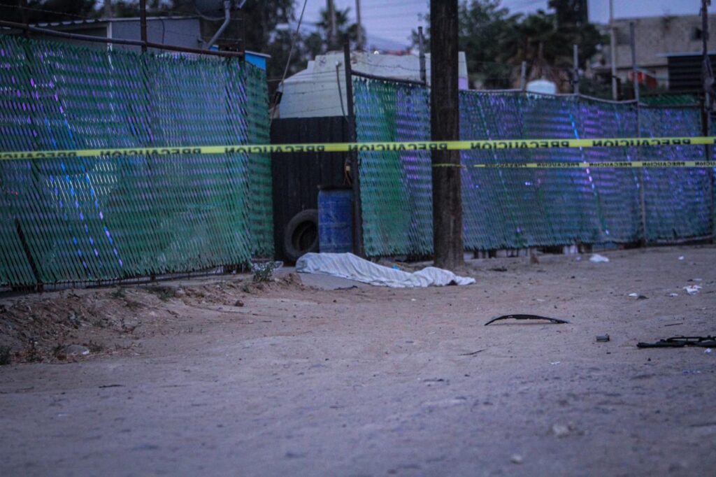 Dos jóvenes mueren tras perder el control del auto; la mujer salió expulsada