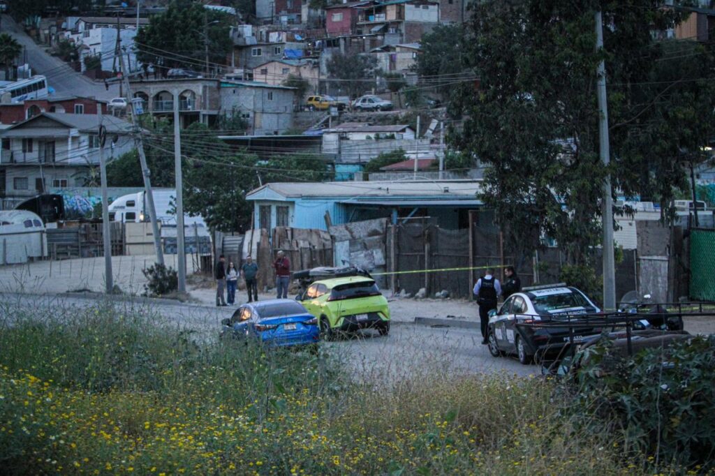 Dos jóvenes mueren tras perder el control del auto; la mujer salió expulsada