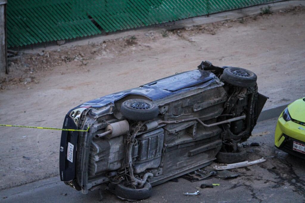 Dos jóvenes mueren tras perder el control del auto; la mujer salió expulsada