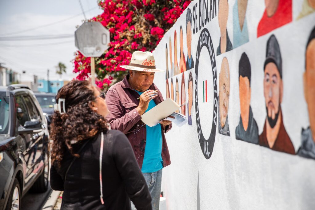 Realizan mural en la casa de Martha Molina para recordar a familiares desaparecidos