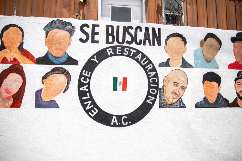 Realizan mural en la casa de Martha Molina para recordar a familiares desaparecidos