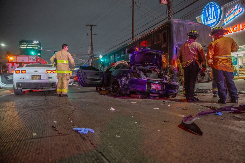 Fuerte choque entre transporte público y dos autos deportivos