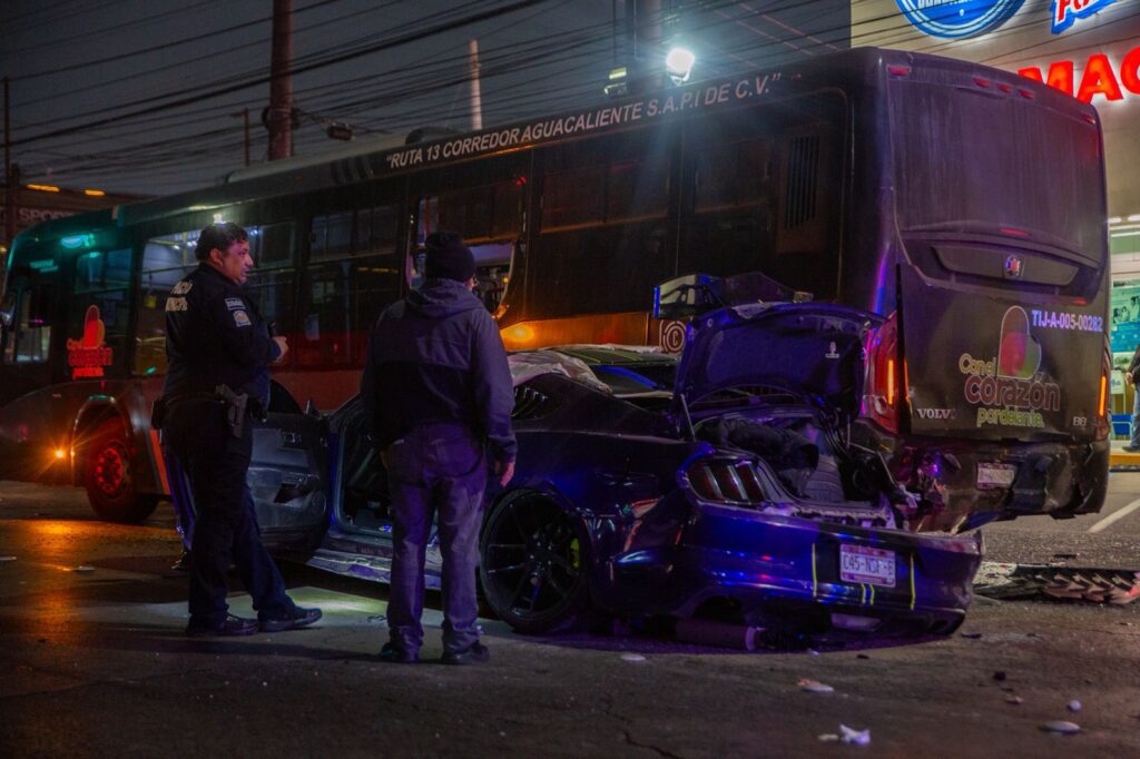 Fuerte choque entre transporte público y dos autos deportivos