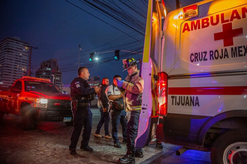 Fuerte choque entre transporte público y dos autos deportivos