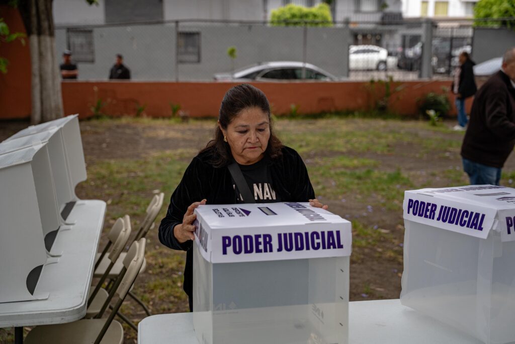 Retraso en la instalación de casillas y baja afluencia marcan el inicio de la jornada electoral