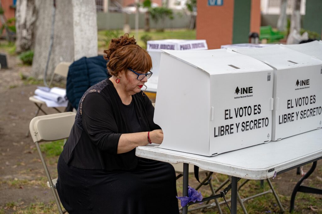 Retraso en la instalación de casillas y baja afluencia marcan el inicio de la jornada electoral