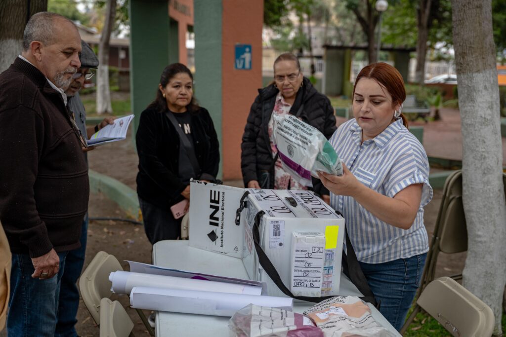 Retraso en la instalación de casillas y baja afluencia marcan el inicio de la jornada electoral