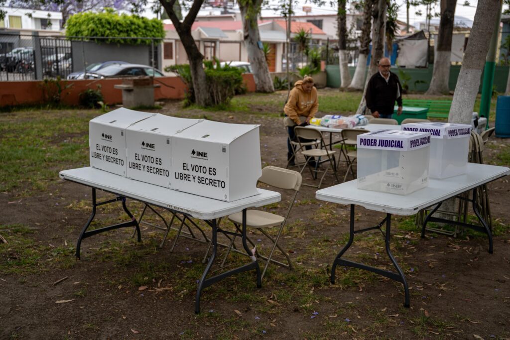 Retraso en la instalación de casillas y baja afluencia marcan el inicio de la jornada electoral